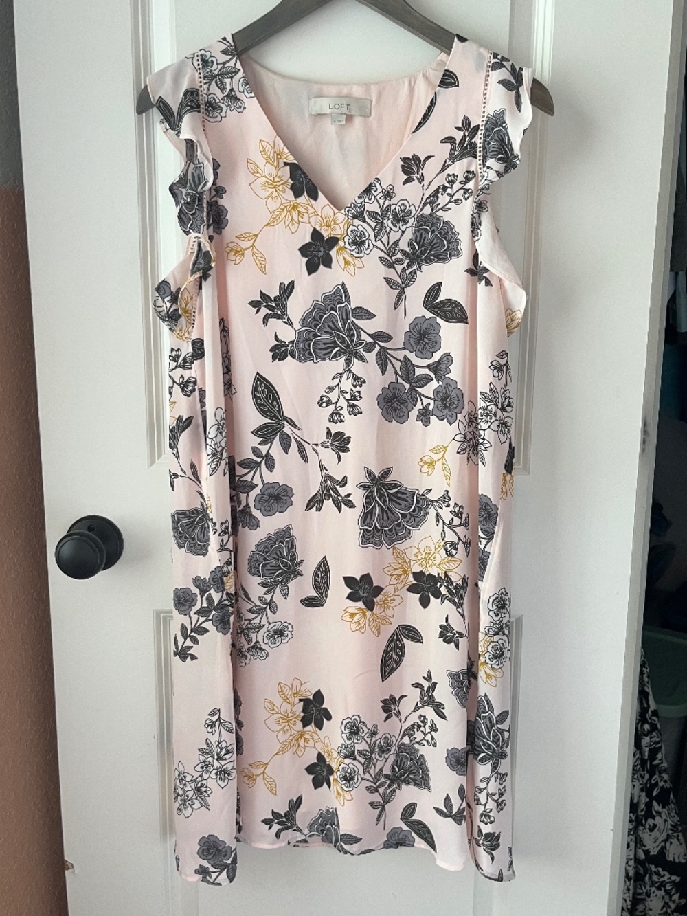 LOFT Blush Pink & Black Floral Shift Dress Ruffle Flutter Sleeves V-Neck Medium